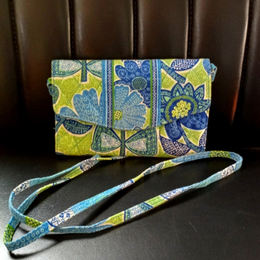 VERA BRADLEY RETIRED "DAISY DOODLE" WALLET/ CROSSBODY.            #18